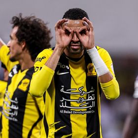 شاهد.. الاتحاد يعتلي صدارة دوري روشن بثلاثية في شباك الفيصلي
