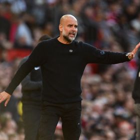 غوارديولا يُهاجم جمهور مانشستر يونايتد بسبب والدة فودين