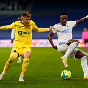 شاهد.. "قُبلة مفاجئة" تستفز لاعباً "ساذجاً" وتتسبب في طرده