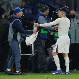 رغم اعتذاره.. بيدرو نيتو مهدد بعقوبات "يويفا" لدفعه جامع الكرات