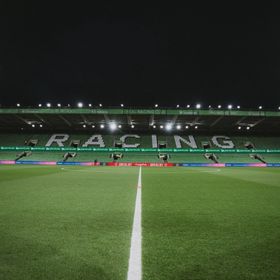 لماذا تأخر انطلاق مباراة برشلونة وراسينغ 15 دقيقة؟