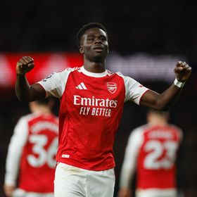 ساكا يقود أرسنال أمام برايتون ويحتفل بمباراته رقم 300