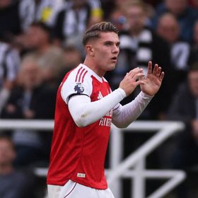 مهاجم أرسنال يدعو لـ"انتفاضة سريعة"