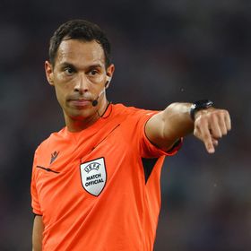 حكم البطاقات الحمراء العشر يدير مباراة الهلال وريال مدريد