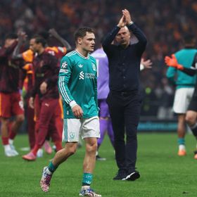 آرني سلوت يستحضر معاناة كيفن دي بروين للدفاع عن فلوريان فيرتز "غير المحظوظ"