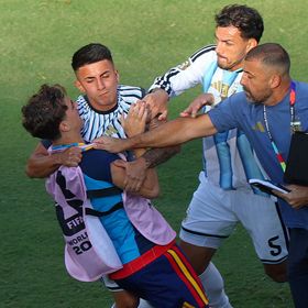 "هناك جانب عنيف في اللعبة".. غافي يُفاجئ الجميع ويرفض معاقبة باريديس