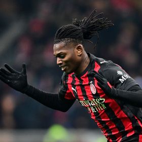 ميلان يمدد مسيرته الخالية من الهزائم بتعادل مثير مع جنوى