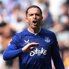 غريليش يتألق ويقود إيفرتون لأول فوز على ملعبه الجديد