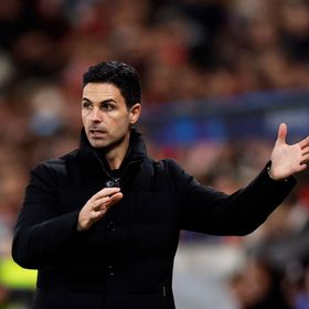 أرتيتا قبل مواجهة أرسنال وسندرلاند: تشاكا جعلني مدرباً أفضل