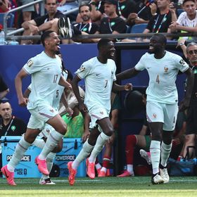 مبابي وتشواميني يعودان لتدريبات فرنسا وغيابان مقلقان في الدفاع