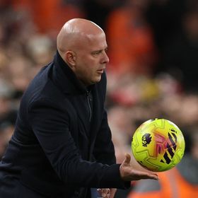 سلوت يشعر بخيبة أمل بعد تعادل ليفربول ويتساءل حول ركلة جزاء