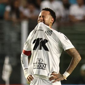 "رُكبة نيمار" تحرمه من مواجهة حاسمة لسانتوس في الدوري البرازيلي