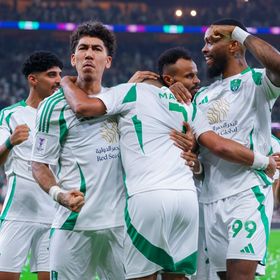 الأهلي يكتفي بثلاثية الشوط الأول ويواجه الهلال في نصف نهائي دوري أبطال آسيا