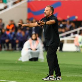 هانزي فليك ينجو من عقوبة "الإشارة الخارجة"