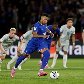 مبابي يتجاوز هنري ويقود فرنسا لفوز صعب ضد أيسلندا