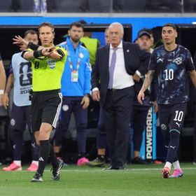 شاهد.. لاعب باراغواي ضحية "تصحيح الهوية" في قرار تحكيمي تاريخي