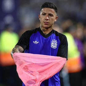 بعد إيقافه.. هل يطلب إنزو فرنانديز الرحيل إلى ريال مدريد؟