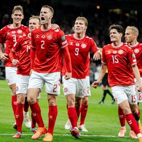 الدنمارك تهزم اليونان وتستعيد صدارة مجموعتها في تصفيات كأس العالم