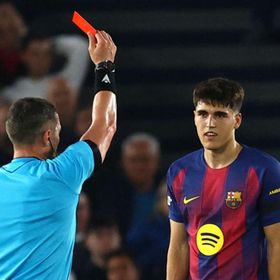 هل يشكو برشلونة حكم مباراته ضد أتلتيكو مدريد إلى "يويفا"؟