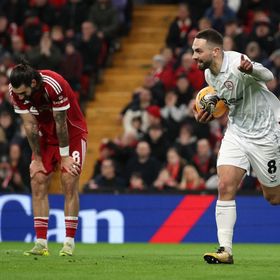 "كعب سوبوسلاي" يشعل ثورة غضب سلوت ومدرب بارنسلي أيضاً