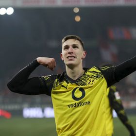 صخرة دفاع دورتموند "يجدد عقده" ويخذل ريال مدريد