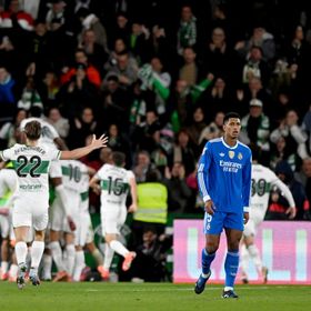 ريال مدريد ينجو من هزيمة تاريخية بملعب إلتشي ويترك هدية لبرشلونة