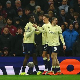 إيفرتون يصعق أستون فيلا ويقدم هدية لأرسنال