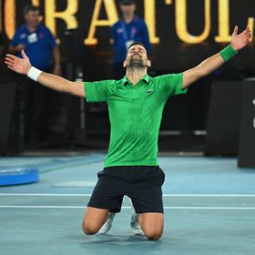 نوفاك دجوكوفيتش يهزم يانيك سينر ويقارع كارلوس ألكاراز في نهائي أستراليا