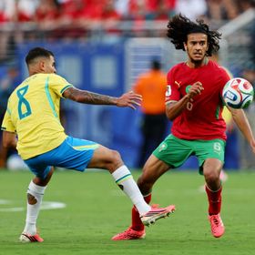 أرسنال بطل البريميرليغ يراقب نجم منتخب المغرب في كأس العالم