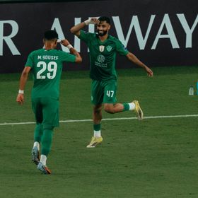 الأهلي السعودي ينجو من ريمونتادا أهلي دبي ويقترب من حسم الوصافة