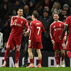 تغييرات سلوت تمنح ليفربول فوزاً مثيراً على 9 لاعبين من توتنهام في غياب صلاح