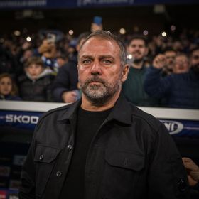 نجم برشلونة يصطدم بهانزي فليك بسبب رحيل درو