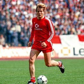 كيف فعلها؟.. تعرف على الرجل الذي لعب مباراتين في بلدين بيوم واحد