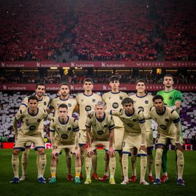 ما سر ارتداء لاعبي برشلونة شارات سوداء أمام بلباو؟