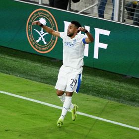 هل تحرمه الإصابة؟ الدوسري يتربع على عرش آسيا ويهدد رقم ميسي