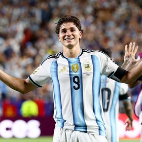 هل بدأ برشلونة يفقد الأمل في التعاقد مع خوليان ألفاريز؟