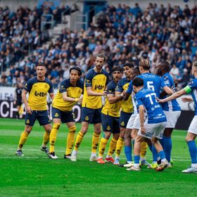 شاهد.. إلقاء كرة داخل الملعب لإفساد هجمة في الدوري البلجيكي