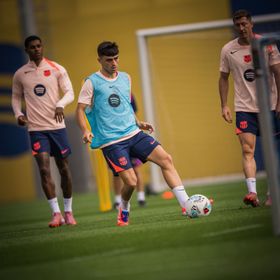 قائمة برشلونة أمام إشبيلية.. لامين يامال ضمن 6 غائبين وعودة بالدي