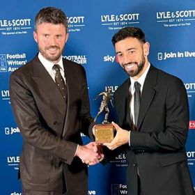 حمار يظن نفسه أسداً.. أسطورة مانشستر يونايتد يهاجم أفضل لاعب بالدوري الإنجليزي