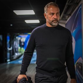 خوليت وهنري يفتحان النار على هانزي فليك بعد تعثر برشلونة في بروج