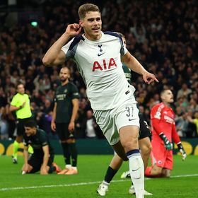 شاهد.. مدافع توتنهام يُسجل "هدفاً مارادونياً" في دوري أبطال أوروبا