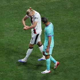 حكم مصري يقسو على ابن بلده.. وهالاند يستغل الفرصة ويسجل هدفاً