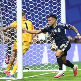 لاوتارو مارتينيز: حلمت بتسجيل هدف الفوز للأرجنتين وأهديه لوالدتي