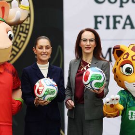 رئيسة المكسيك تتنازل عن مقعدها بافتتاح مونديال 2026 لـ"فتاة تحب كرة القدم"
