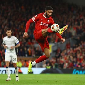 "محاولة صعبة".. ميلان يتحرك للتعاقد مع مدافع ليفربول