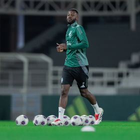 رينارد مدرب السعودية يستبعد مدافع الهلال من معسكر الأخضر