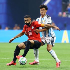 مدافع الأرجنتين يستفز المصريين: حكام كأس العالم يؤدون عملاً رائعاً