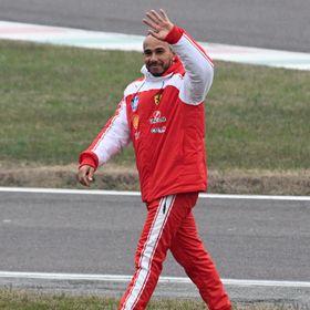 هاميلتون يتحدث عن "تحد هائل" مع الكشف عن سيارة فيراري الجديدة