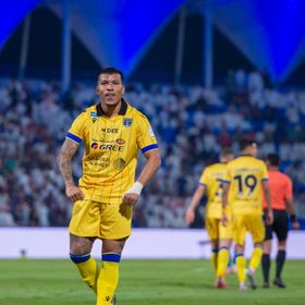 التعاون يقسو على الفتح ويشدد الخناق على النصر في صدارة الدوري السعودي