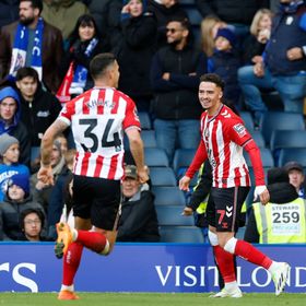 المغربي طالبي يوقف انتصارات تشيلسي ويصعد بسندرلاند للمركز الثاني